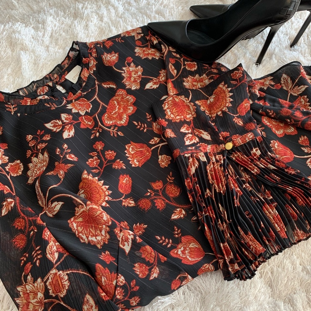 Chico’s top. Size 1 (8-10 M). Black base with rust floral print. Pretty pleats!